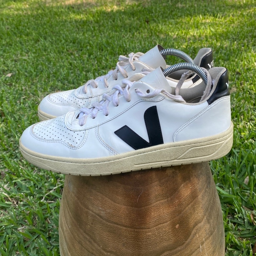 Veja V-10 Mens White Black Leather Low Top Sustainable Sneakers Size EU 41 US 8